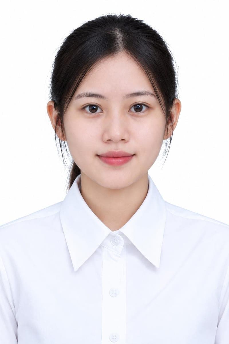 Ảnh minh họa quy cách ảnh 4×6 cho nữ: sơ mi trắng, phông nền trắng, không đeo kính, thấy rõ trán, chân mày và hai tai, không trang điểm đậm, không đeo trang sức.